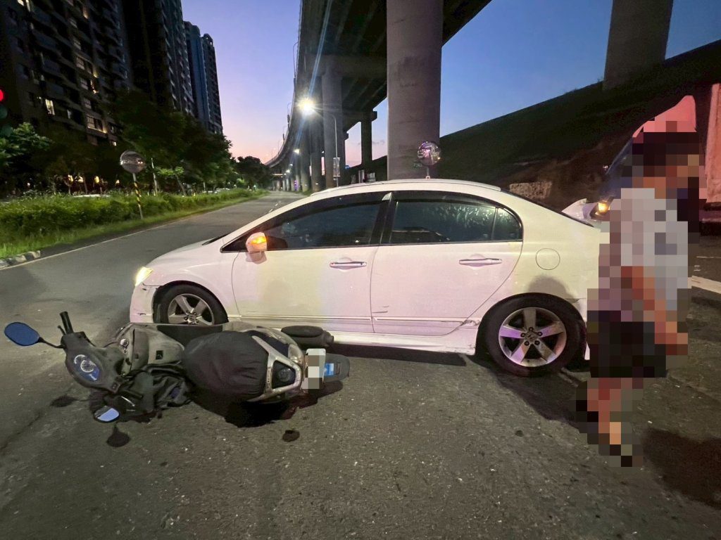 連雞腿都省了…三重女無照駕駛還闖紅燈　害機車騎士狠撞慘摔