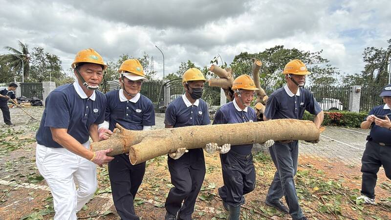 丹娜絲登陸嘉義 慈濟志工動員 關懷與協助公部門恢復市容 丹娜絲登陸嘉義 慈濟志工動員 關懷與協助公部門恢復市容
