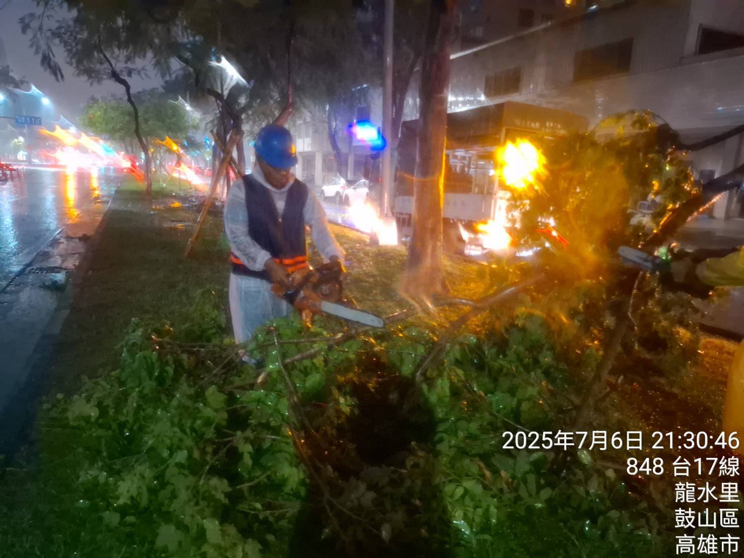 颱風過後,工務局公園處全力動員恢復交通與市容 颱風過後,工務局公園處全力動員恢復交通與市容