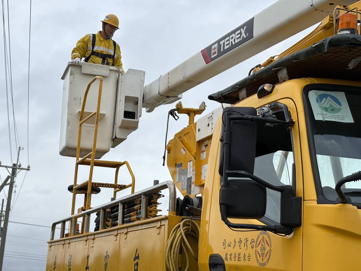 丹娜絲致逾4萬戶停電　 台電高雄區處連夜搶修今午夜前可望99%復電！