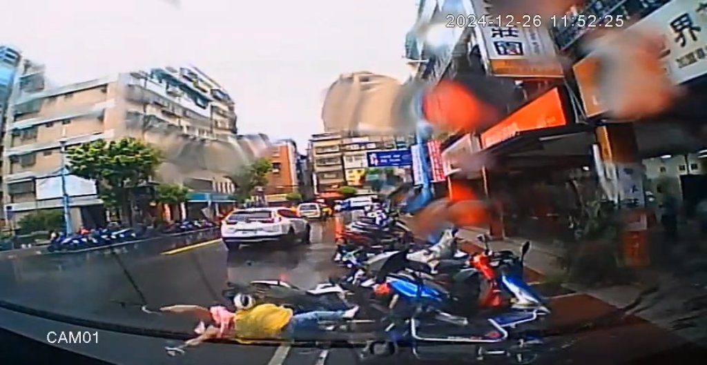 影/土城男行兇驚悚全程影片曝光!開車撞妻及小姨「持刀棍衝上前猛刺1分鐘」駕車逃 2人倒血泊身亡 影/土城男行兇驚悚全程影片曝光!開車撞妻及小姨「持刀棍衝上前猛刺1分鐘」駕車逃 2人倒血泊身亡