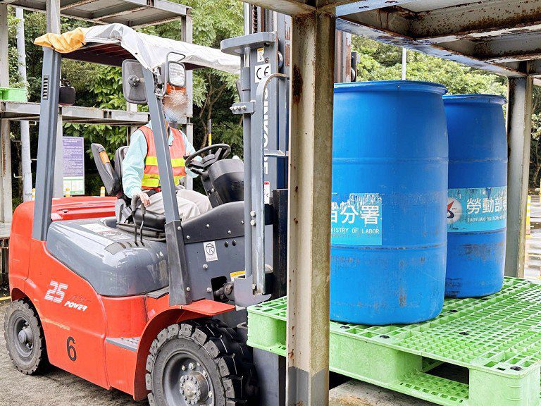 桃竹苗分署攜手桃園女監開辦堆高機實務班 收容人100%考取證照 桃竹苗分署攜手桃園女監開辦堆高機實務班 收容人100%考取證照