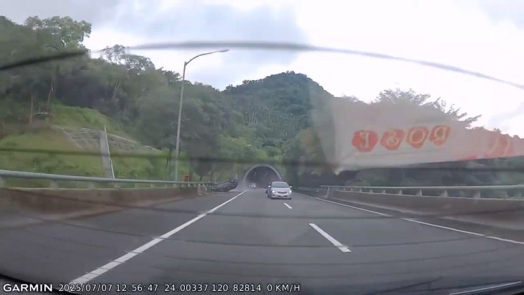 影/國道「打坐哥」出事影片曝光!隧道內超車追尾 失控撞破護欄大翻覆 影/國道「打坐哥」出事影片曝光!隧道內超車追尾 失控撞破護欄大翻覆