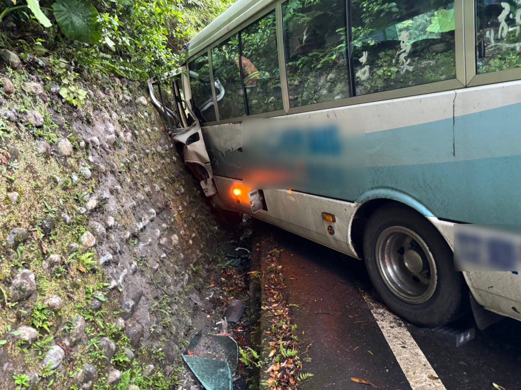 天雨路滑？平溪小巴自撞山壁車頭爛毀　駕駛夾困乘客臉擦傷