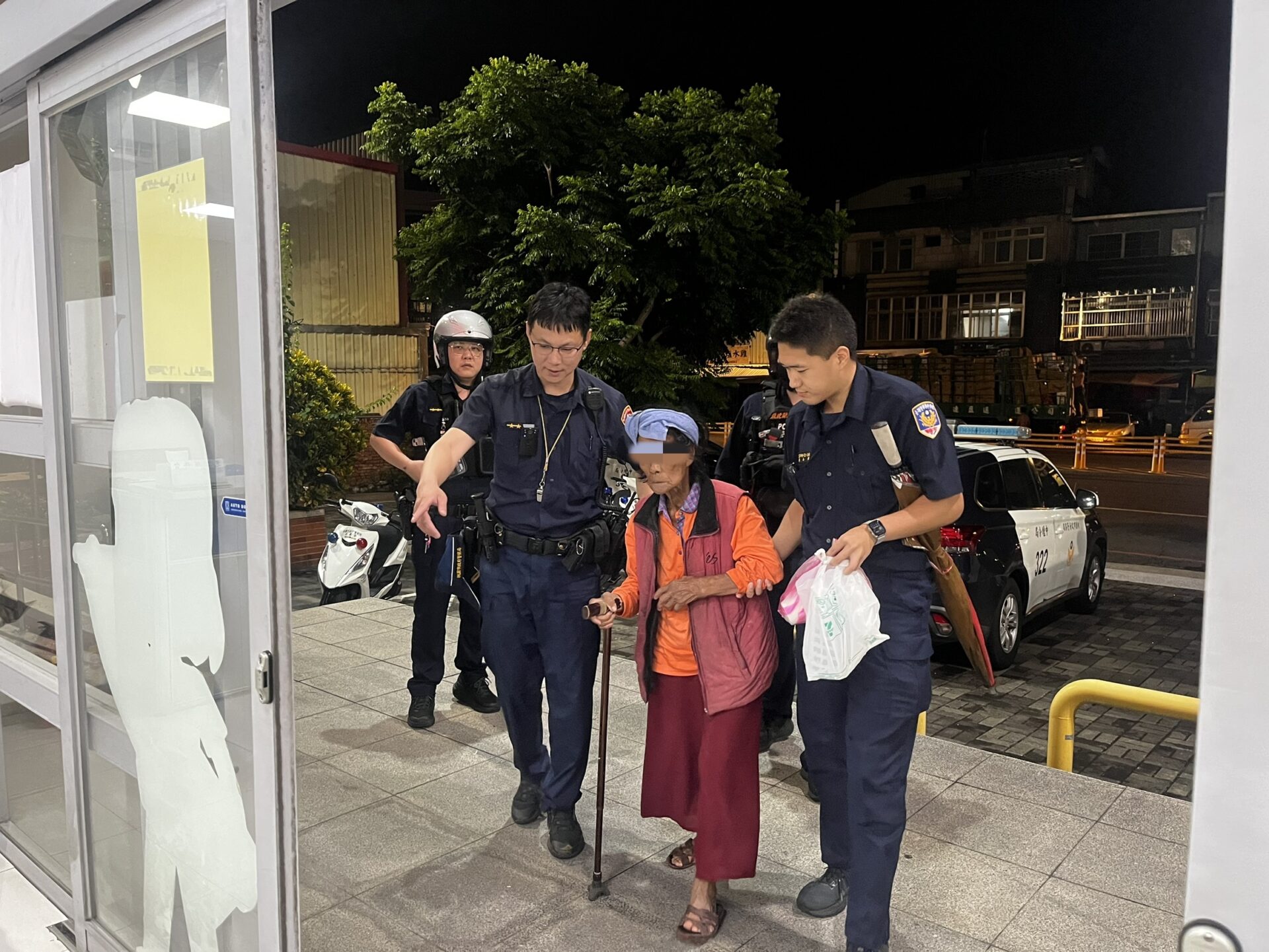 8旬婦失智迷途 壢警僅靠1線索助返家 8旬婦失智迷途 壢警僅靠1線索助返家