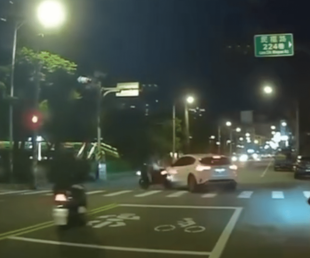 撞擊畫面曝光! 中壢自小車迴轉擊落機車 撞擊畫面曝光! 中壢自小車迴轉擊落機車