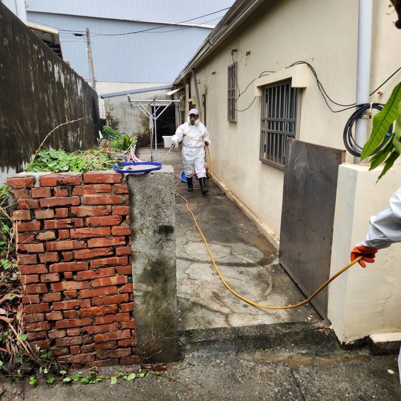旗津污水爆管致住戶淹水 高市府與國軍協力,出動百人協助住戶復原家園 旗津污水爆管致住戶淹水 高市府與國軍協力,出動百人協助住戶復原家園
