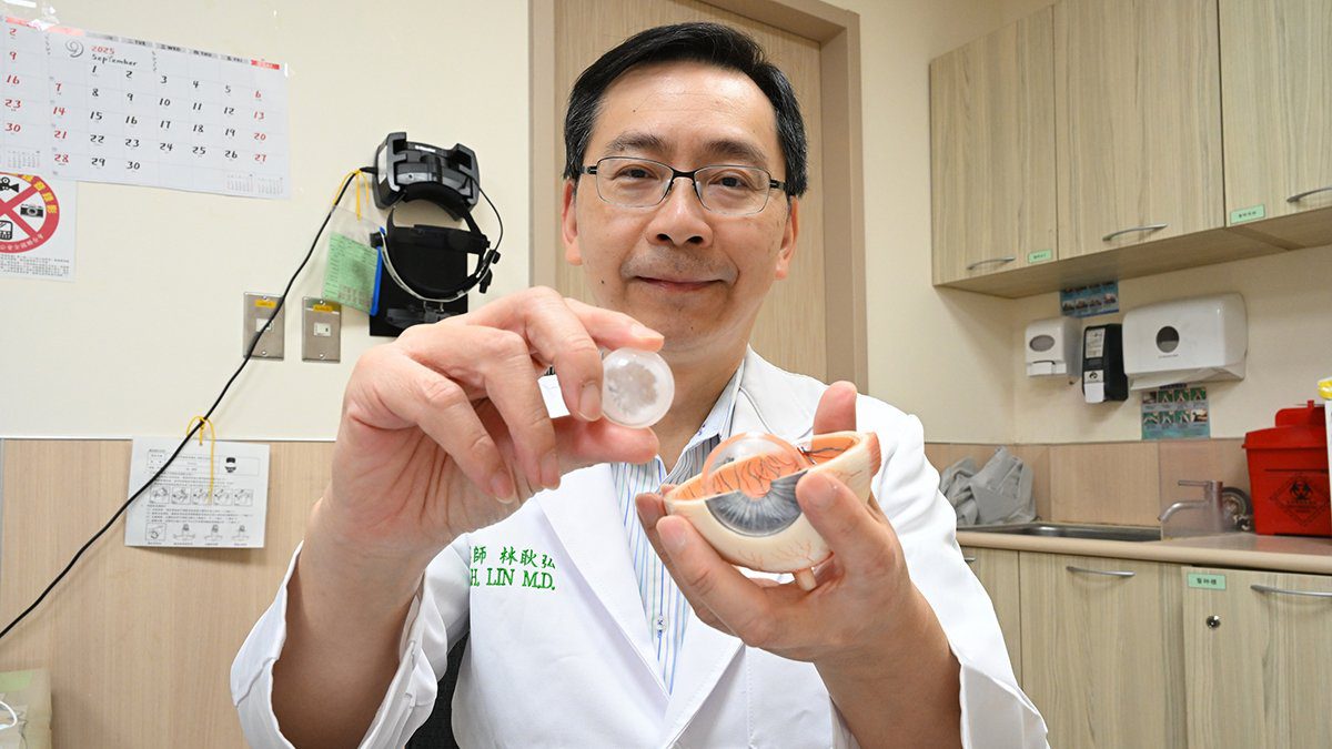 虔誦經文卻視線模糊　73歲婦白內障手術後笑說「像開光一樣」