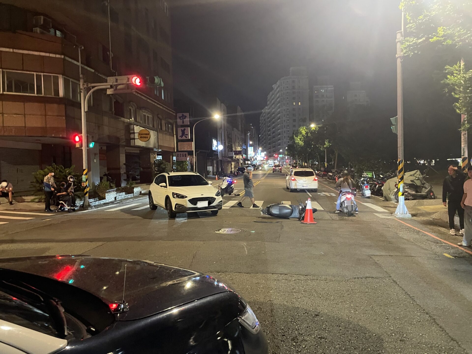 【有片】自小客迴轉與機車碰撞瞬間曝 現場3人受傷 【有片】自小客迴轉與機車碰撞瞬間曝 現場3人受傷