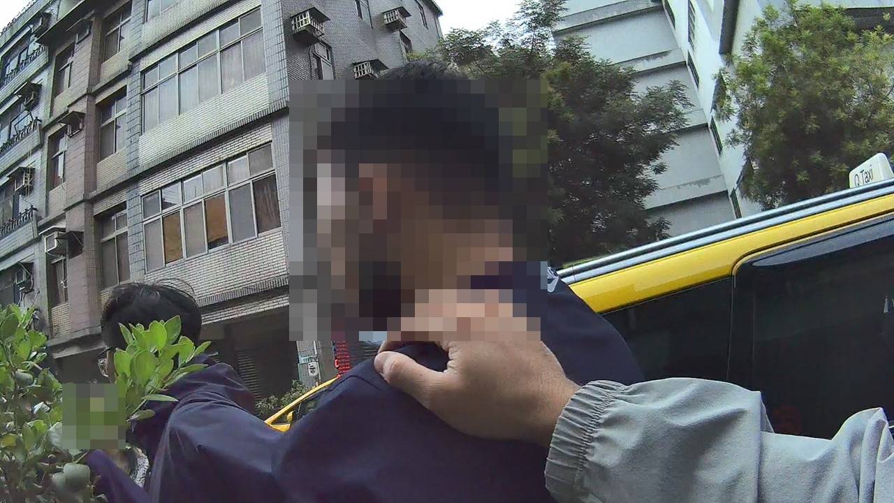 員警休假巧遇投資詐騙 攔車逮人救回百萬退休金 員警休假巧遇投資詐騙 攔車逮人救回百萬退休金