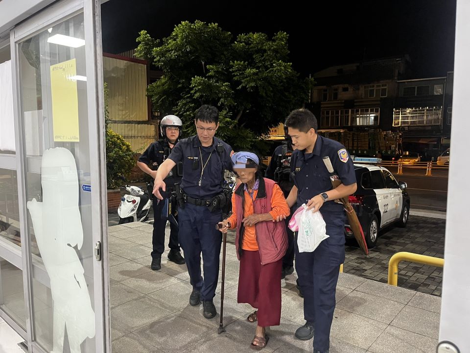 8旬婦迷途跨區步行6公里　壢警實習生獲報暖心助返家