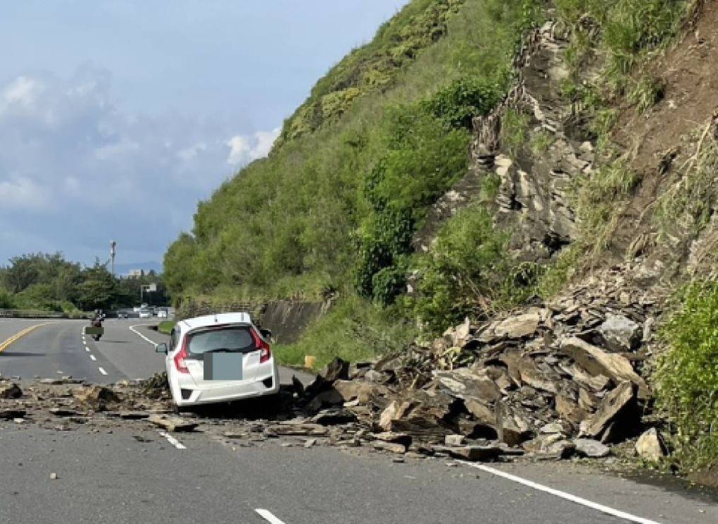 台9線落石釀禍! 自小客車閃避不及撞上 台9線落石釀禍! 自小客車閃避不及撞上