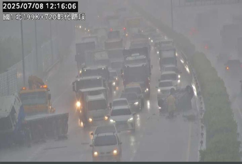 天雨路滑釀禍!國道1號彰化路段拖板車撞自小客車 3人受傷車車流回堵3公里 天雨路滑釀禍!國道1號彰化路段拖板車撞自小客車 3人受傷車車流回堵3公里