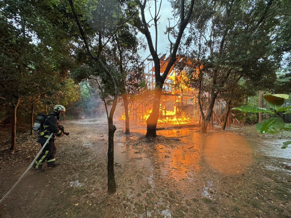 台中幼兒園臨時屋火警! 木造二樓建築付之一炬 台中幼兒園臨時屋火警! 木造二樓建築付之一炬