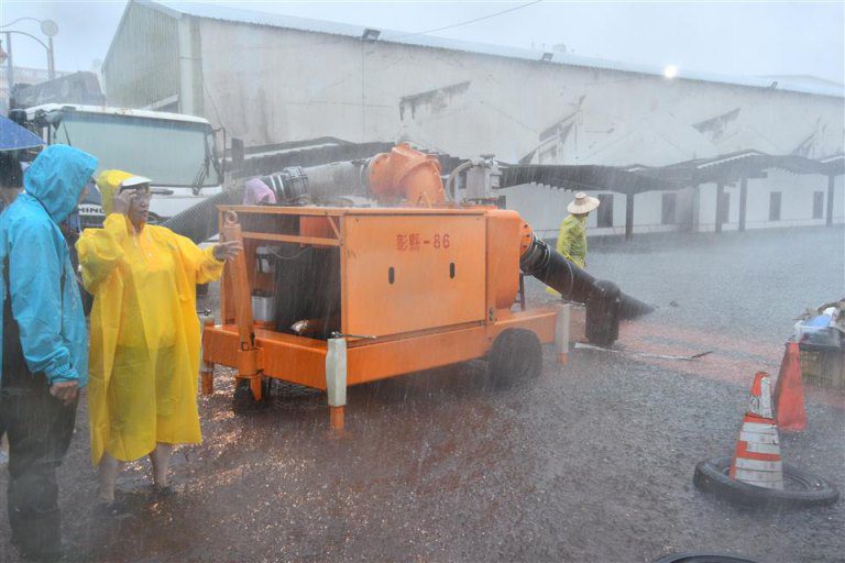 彰化縣長王惠美視察易淹水地區　調派抽水機加速積水消退
