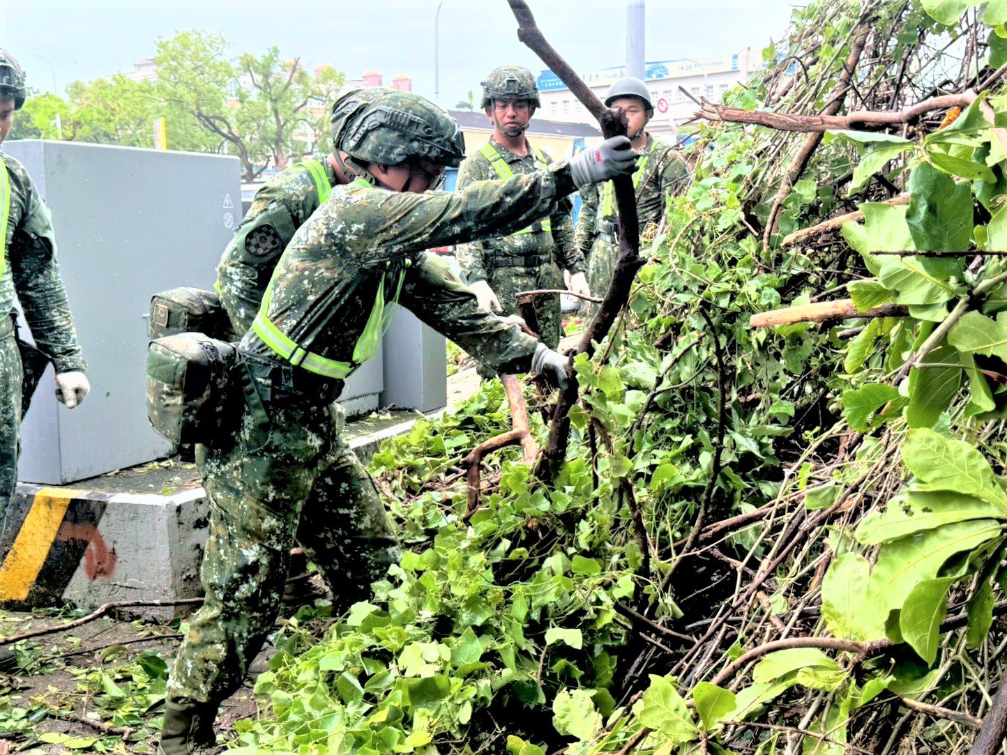 秉持守護鄉里的堅定信念　陸軍南測中心投入丹娜絲颱風災後復原