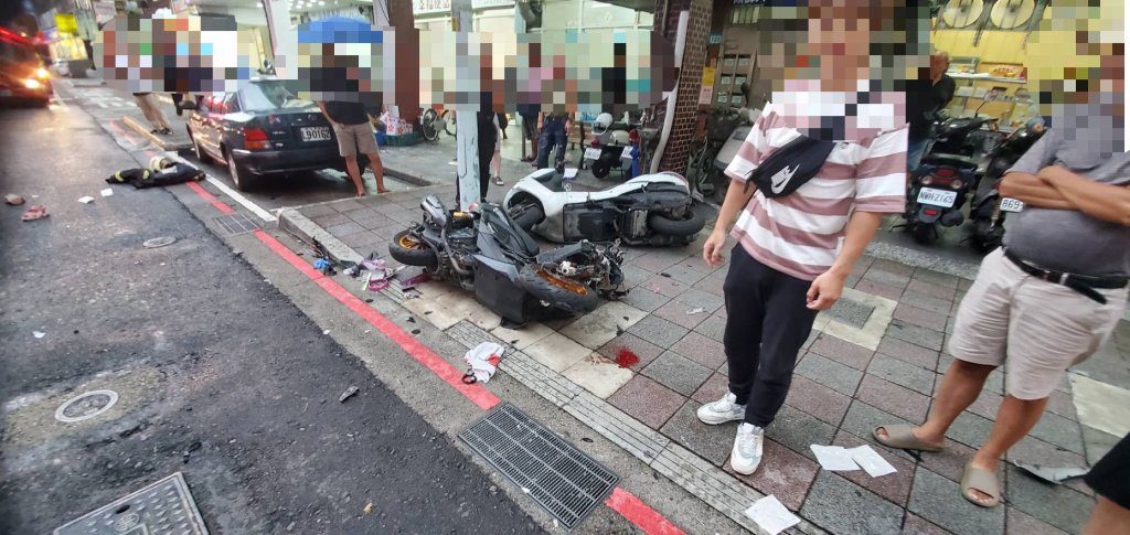 駭人畫面曝光/蘆洲女騎士左撞與直行機車碰撞 等過馬路8旬翁無辜遭殃 駭人畫面曝光/蘆洲女騎士左撞與直行機車碰撞 等過馬路8旬翁無辜遭殃