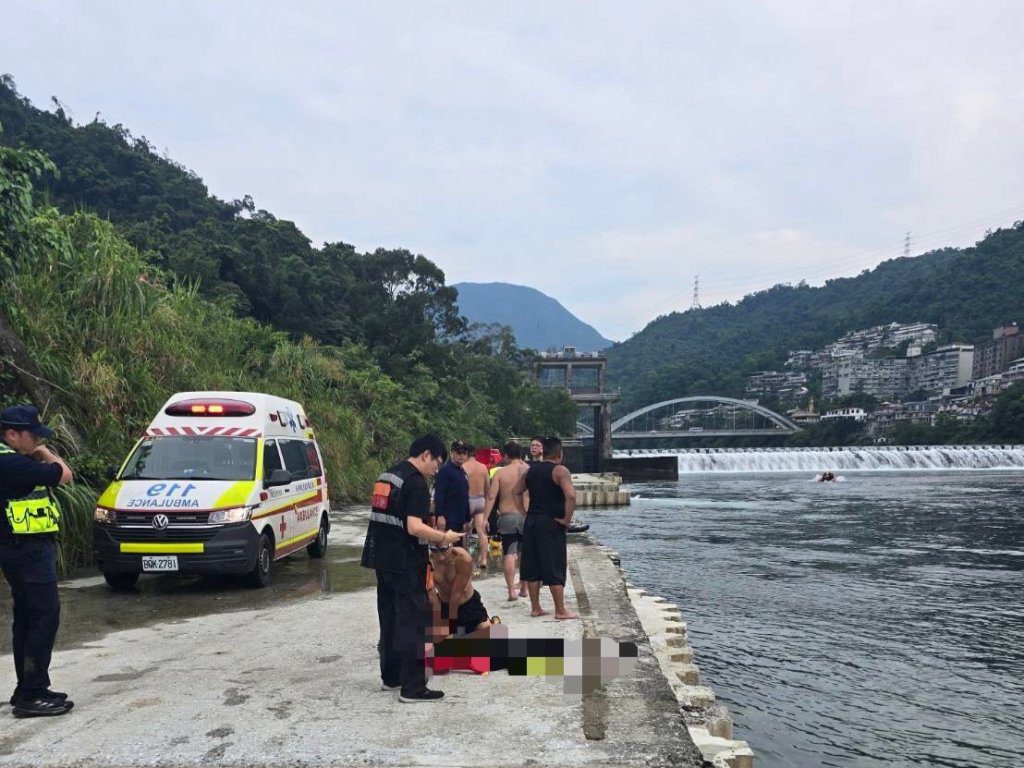 快訊/新店民眾玩SUP落水 2警消、1義消救援翻船「失去生命跡象」 快訊/新店民眾玩SUP落水 2警消、1義消救援翻船「失去生命跡象」