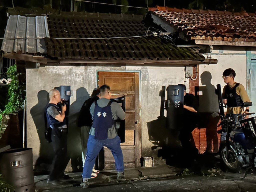 颱風天試槍!鄰宅神明廳也中槍 警方全副武裝攻堅逮人 颱風天試槍!鄰宅神明廳也中槍 警方全副武裝攻堅逮人