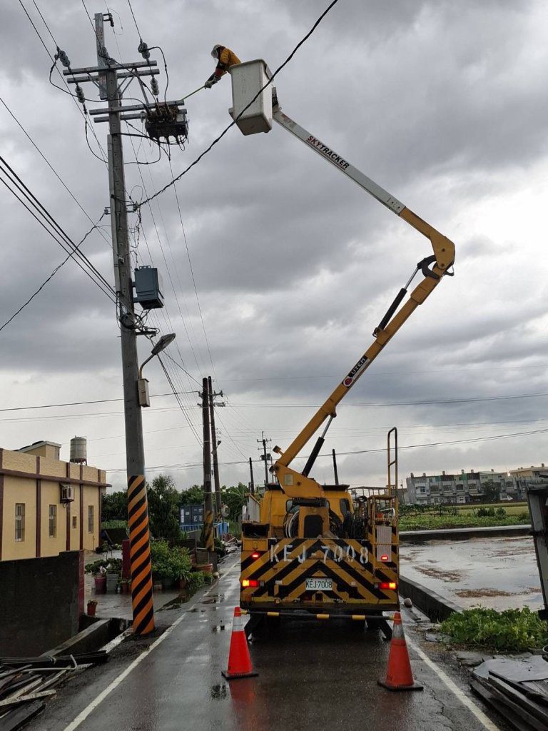 大雷雨造成彰化6萬8千戶停電 台電冒雨搶修