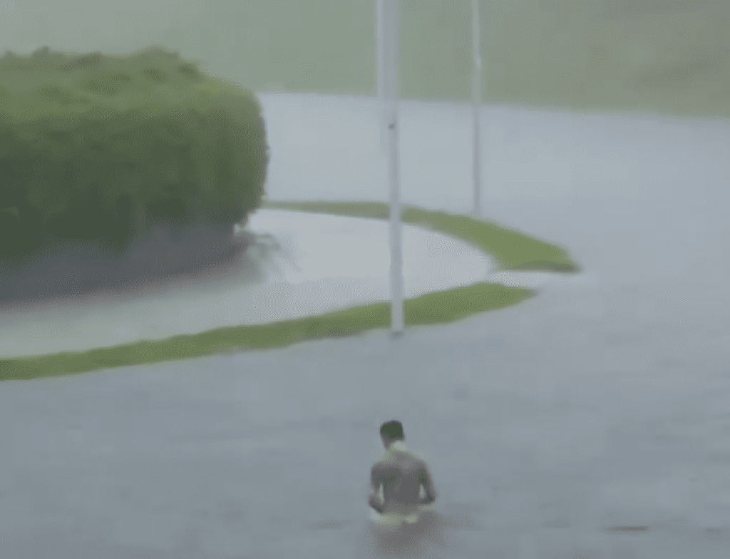 苦中作樂!彰化到處淹大水他到公園裸泳 網友:不怕爛掉嗎?超髒的欸 苦中作樂!彰化到處淹大水他到公園裸泳 網友:不怕爛掉嗎?超髒的欸