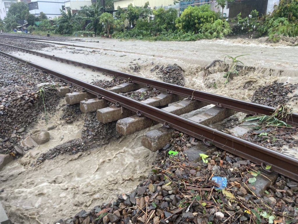 台鐵鐵路遭「大雨掏空」!二水=林內雙線癱瘓 搶修拚晚間6時通車 台鐵鐵路遭「大雨掏空」!二水=林內雙線癱瘓 搶修拚晚間6時通車