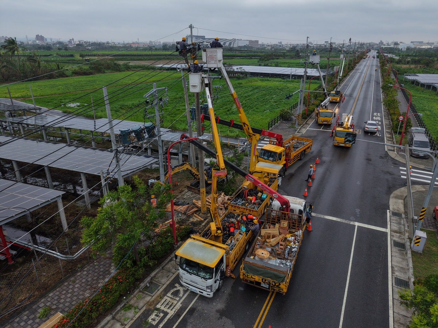 丹娜絲颱風損斷近1400支電桿!逾86萬戶曾停電 台電搶修復電近9成 丹娜絲颱風損斷近1400支電桿!逾86萬戶曾停電 台電搶修復電近9成