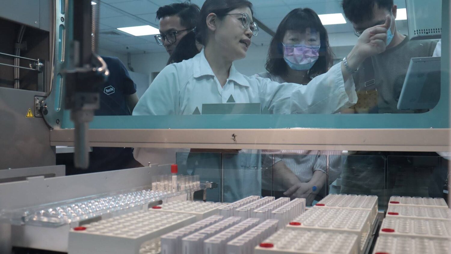 彰化醫院檢驗室大蛻變 5小時完成2千件健檢檢體 彰化醫院檢驗室大蛻變 5小時完成2千件健檢檢體