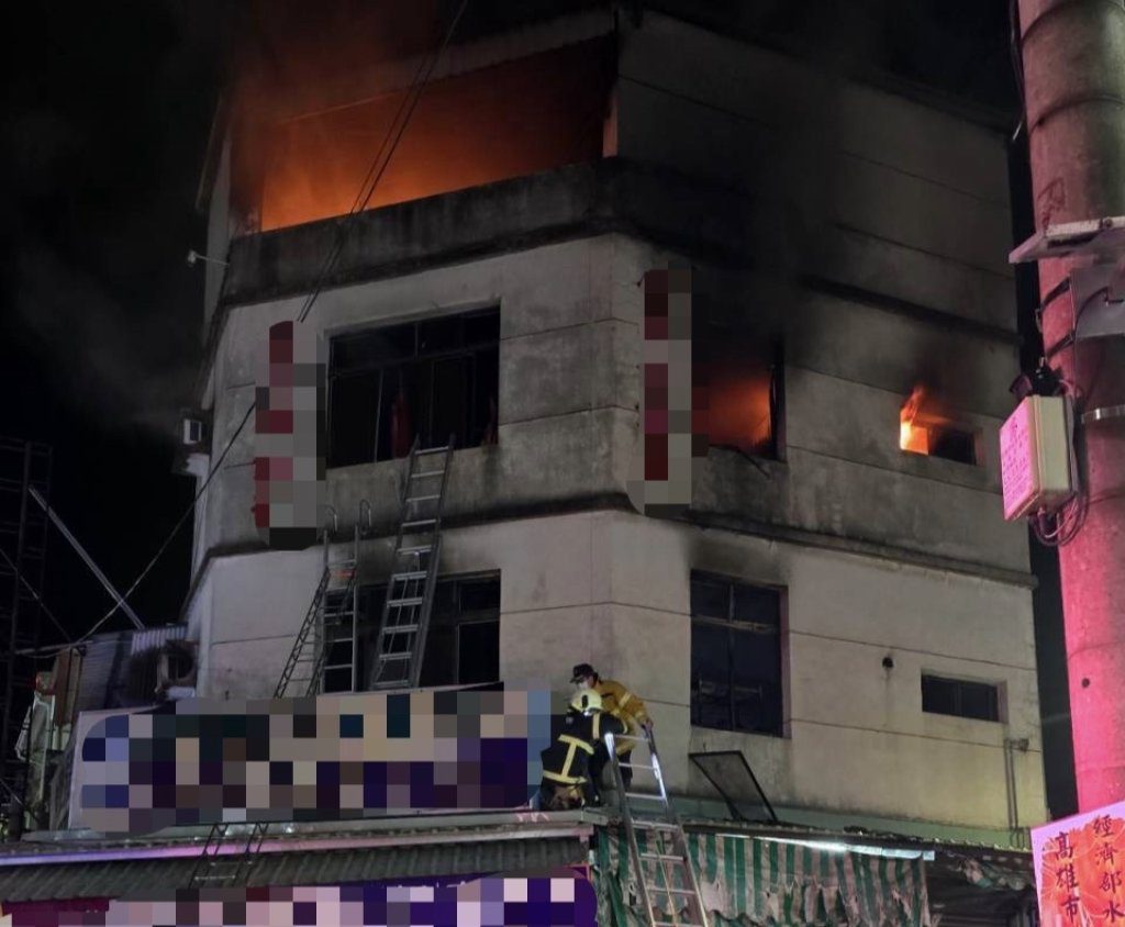 快訊／高雄美濃鐘錶行「火煙狂竄」！1男一度受困