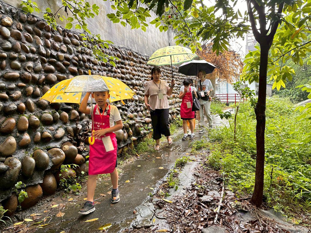 雨中送暖不打烊!「甘霖小小送餐員」親子行動展溫情 雨中送暖不打烊!「甘霖小小送餐員」親子行動展溫情