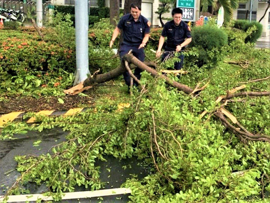 丹娜絲颱風橫掃嘉義　北門警不畏懼排除路障