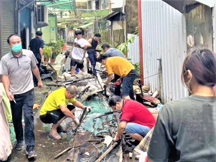 丹娜絲颱風橫掃 北門警協助恢復家園容貌 丹娜絲颱風橫掃 北門警協助恢復家園容貌