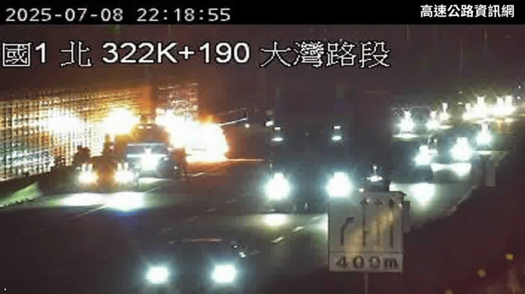 快訊／國1南322k大灣段火燒車！惡火狂燒　消防急射水