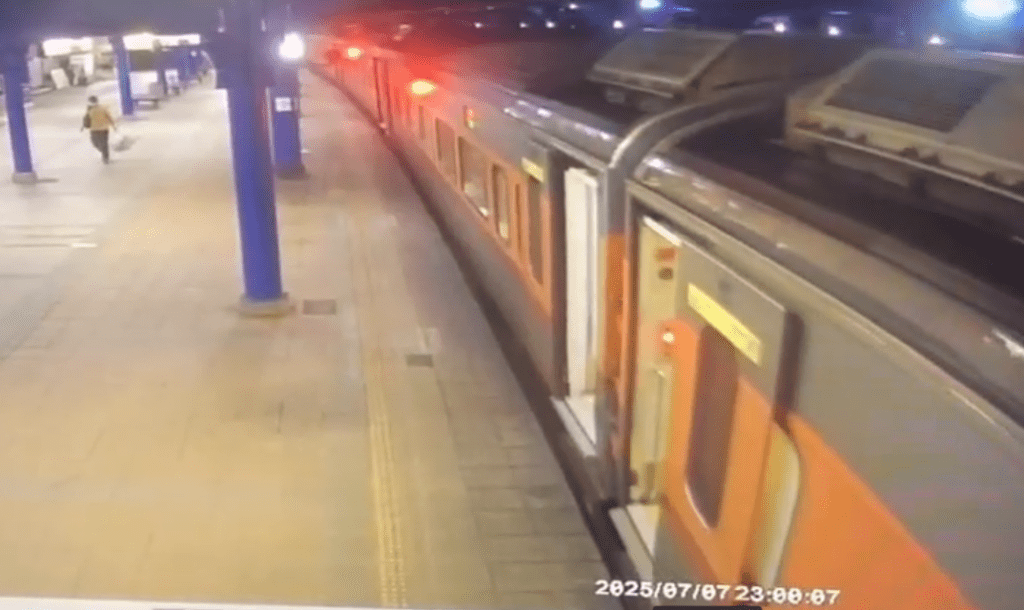 台鐵列車出包！ 　自強號從八堵站啟動後20秒車門才關上