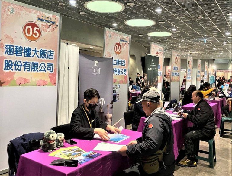 暑假旅遊熱潮帶動人力需求 中彰投分署大埔里聯合徵才開啟就業新機運 暑假旅遊熱潮帶動人力需求 中彰投分署大埔里聯合徵才開啟就業新機運