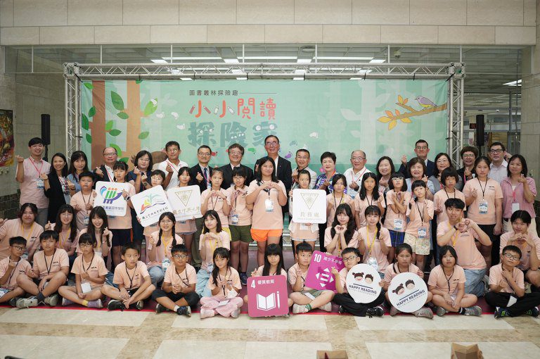 夜間圖書館探險趣! 興大攜手17位校友與企業點亮學童閱讀夢 夜間圖書館探險趣! 興大攜手17位校友與企業點亮學童閱讀夢