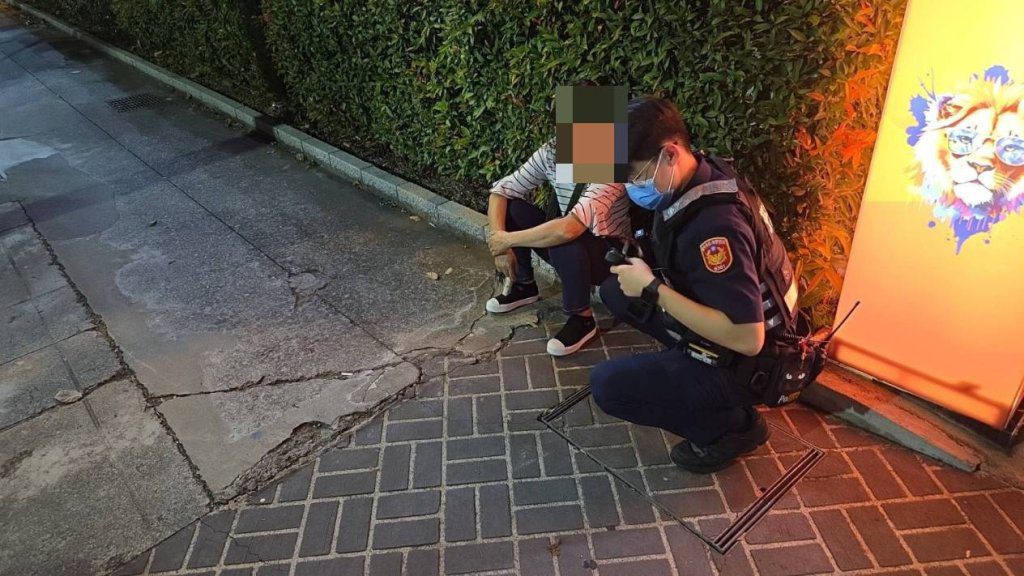 女騎士心臟劇痛路中求助！警懷中一物救命奪秒　與死神拔河5分鐘成功送醫