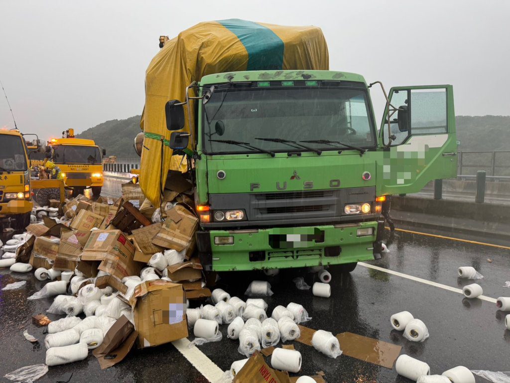 國道3號西湖路段3輛大型車追撞! 載運針織布散落佔兩車道 國道3號西湖路段3輛大型車追撞! 載運針織布散落佔兩車道