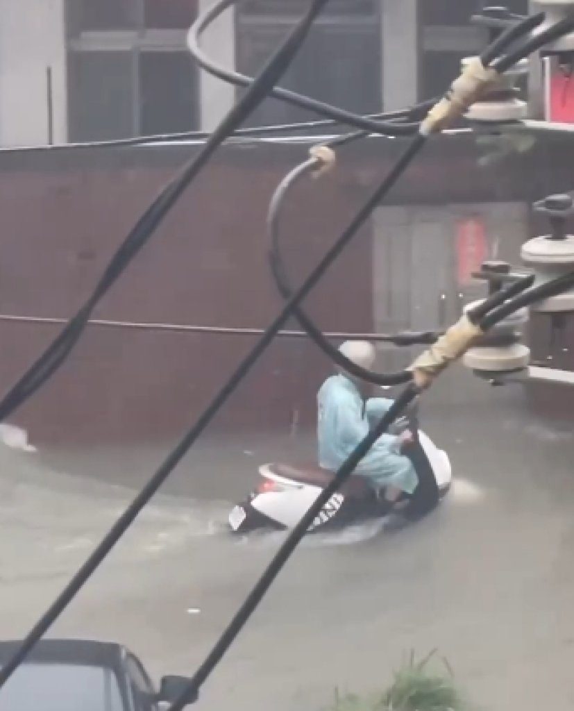 大雷雨炸彰化！巷弄驚現「水上摩托車」民眾騎車半身泡水喊：超扯