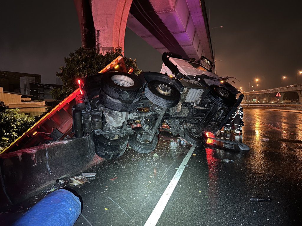 國道1號南坎路段翻車事故！　半聯結車自撞翻覆匝道夫妻受傷