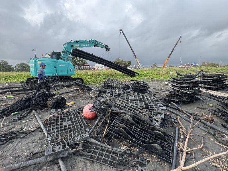 屏東離岸光電浮台遭颱風摧毀 縣府勒令停工並限期清理