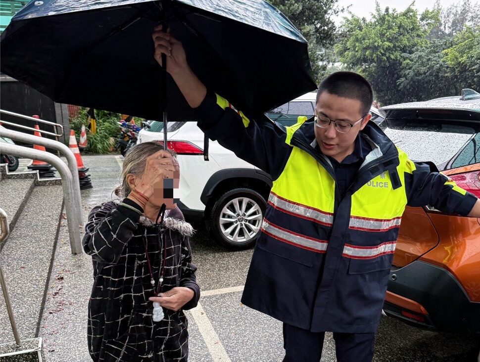 6旬婦1原因呆坐路邊淋雨 楊梅警暖心送返家