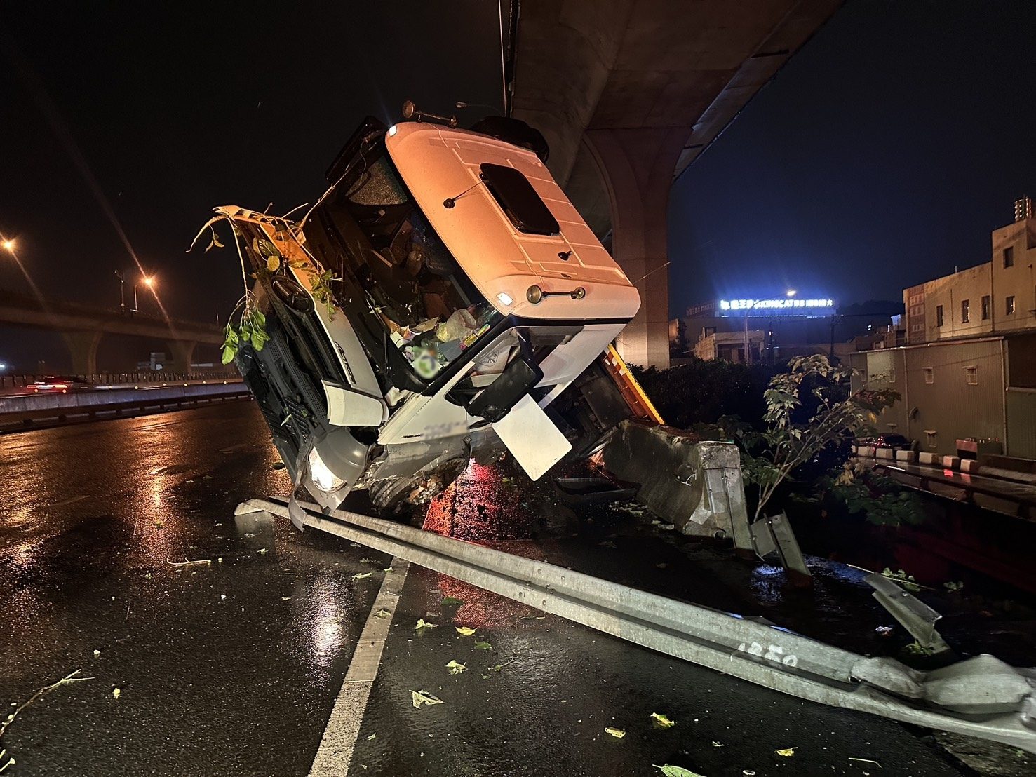 國1桃園交流道半聯結車翻覆 上班尖峰市區大塞車