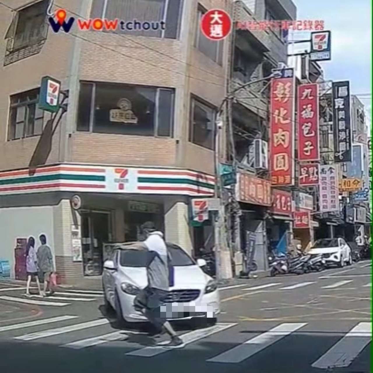 桃園白車斑馬線前不讓阿伯 網看傻：他都用跑的了還撞