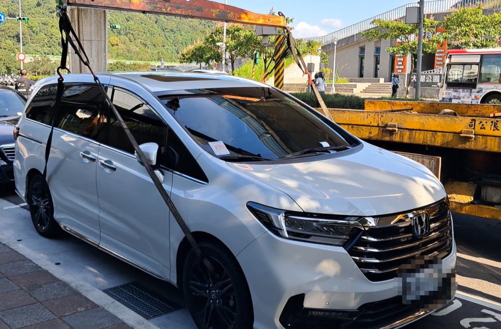 男擁百萬Odyssey欠18萬不繳被當街查封拖吊 用車親戚目睹急繳清 男擁百萬Odyssey欠18萬不繳被當街查封拖吊 用車親戚目睹急繳清