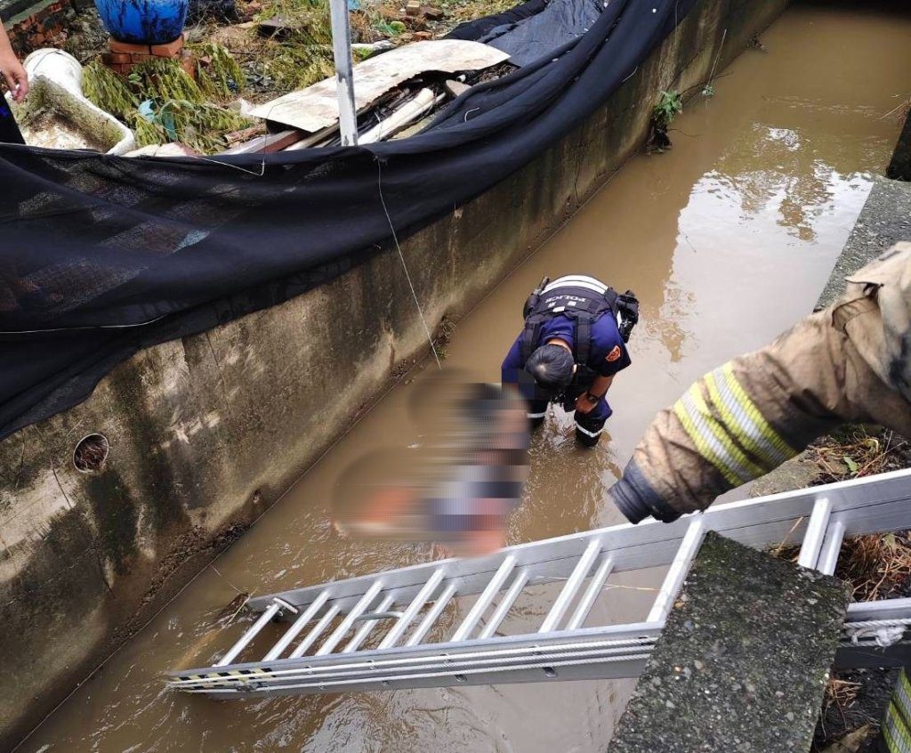 新／台南六甲「機車自撞」墜水溝　女騎士送醫搶救不治