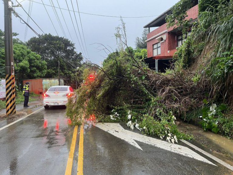 西南氣流挾帶雨勢 邱臣遠代理市長指示市府團隊保持高度警戒 立即應變搶災 西南氣流挾帶雨勢 邱臣遠代理市長指示市府團隊保持高度警戒 立即應變搶災