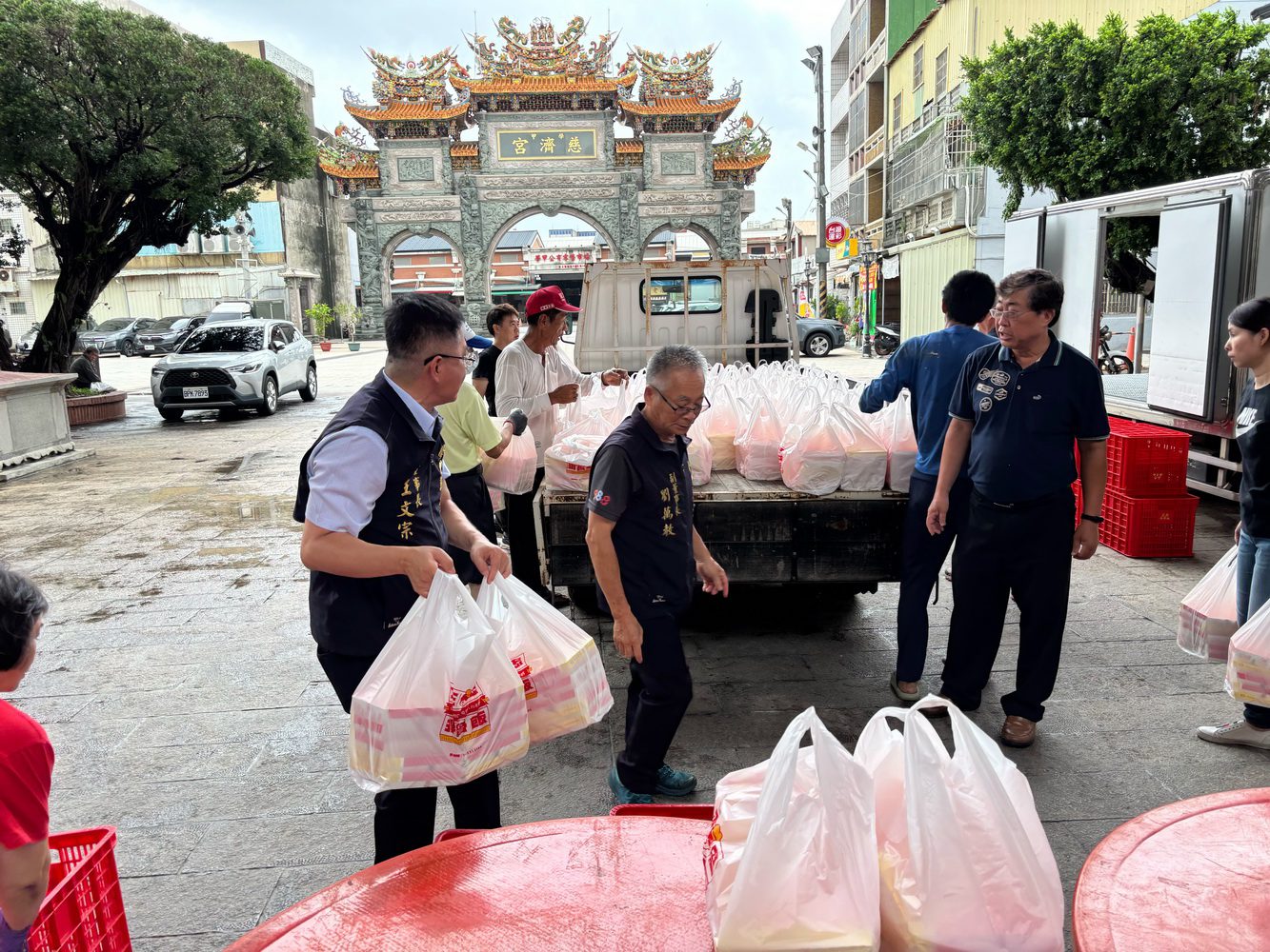 學甲慈濟宮援助風災  王文宗董事長率隊捐贈便當解居民燃眉之急