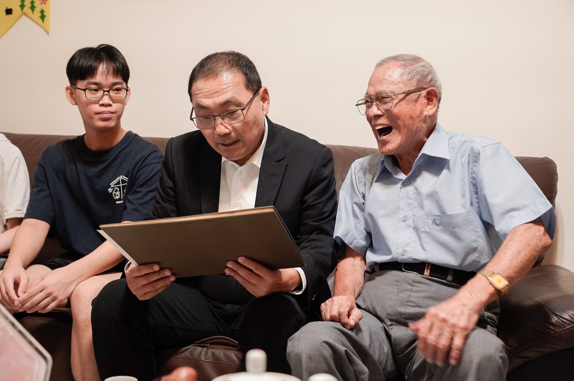 新北模範父親代表陳和國 保家衛國曾獲勳章 侯友宜親往道賀 新北模範父親代表陳和國 保家衛國曾獲勳章 侯友宜親往道賀