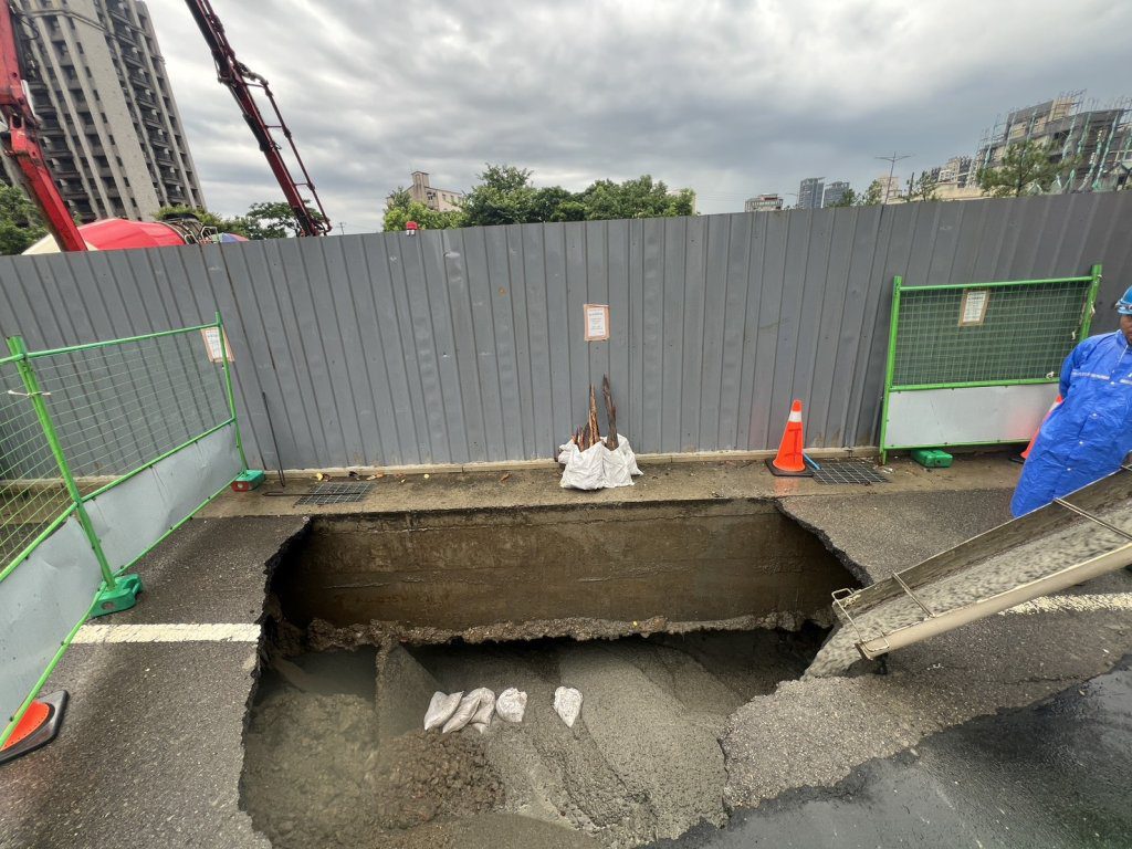 頭份市路面出現4米長天坑！　警現場交管連繫灌漿補強